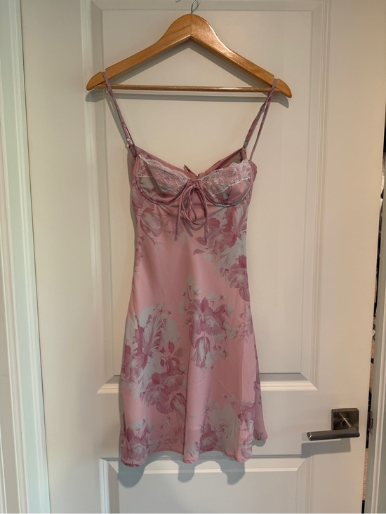 Princess Polly Dresses & Skirts - Princess Polly Pink Floral Lace Trim Mini Dress